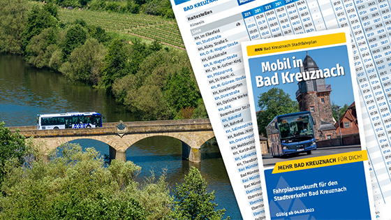 Bus überquert eine historische Steinbrücke in Bad Kreuznach; rechts ein Ausschnitt des regionalen Fahrplans