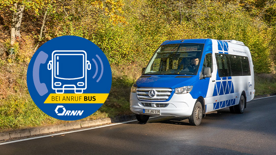 Ein weiß-blauer Bus fährt auf der Straße