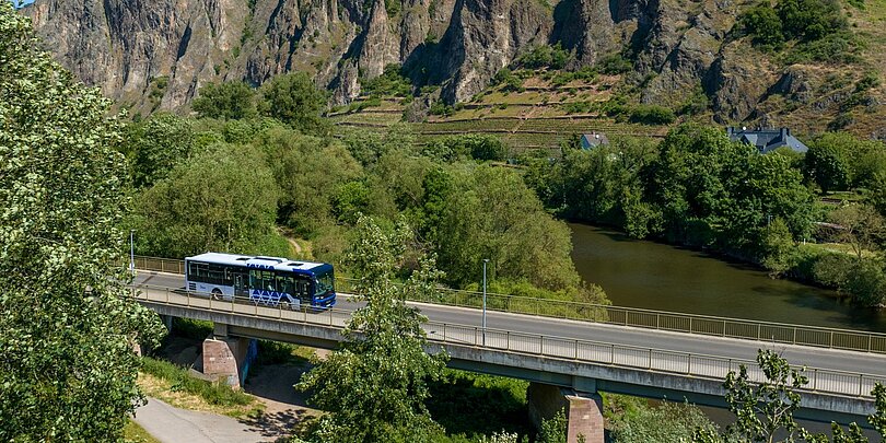 Bus fährt über Brücke beim Rotenfels