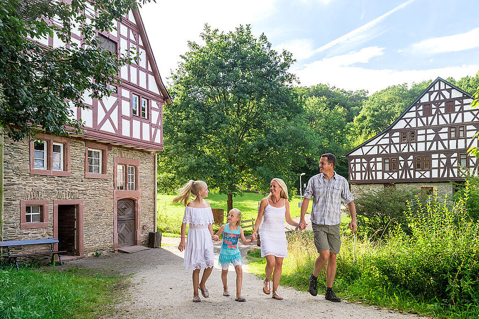 Eine glückliche vierköpfige Familie genießt den Sommer in der Natur. 