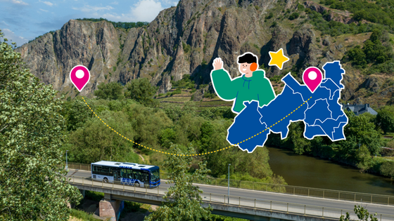 Ein Bus fährt entlang der Straße vor dem Hintergrund eines grünen Feldes 