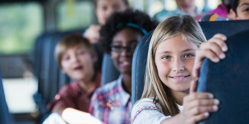 Die Kinder fahren im Bus