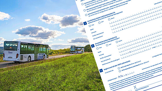 Ein weisser Buss fährt auf einer Landstrasse, daneben ist ein Bestellschein zu sehen.