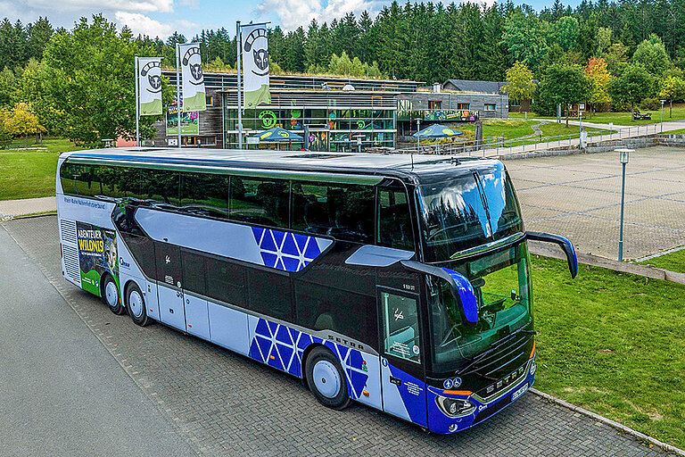 Ein Bus kommt am Eingang des Nationalparks Hunsrück-Hochwald an