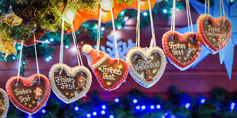 Lebkuchenherzen mit frohes Fest Aufrschrift.
