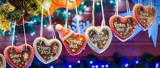 Lebkuchenherzen mit frohes Fest Aufrschrift.