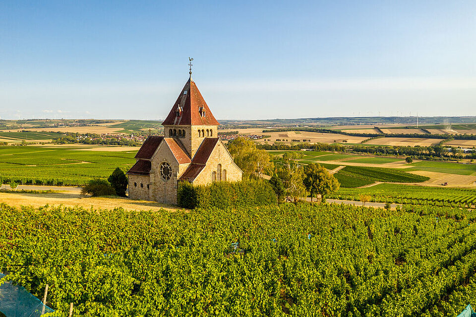 Eine große Kapelle inmitten eines grünen Feldes