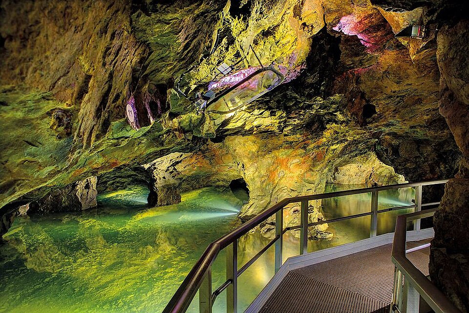 Idyllischer See umgeben von steilen Felswänden oder einem Steinbruch