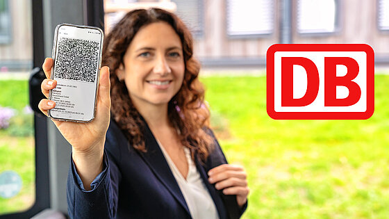 Eine Frau hält ihr Smartphone mit einem Deutschland Ticket vor die Kamera