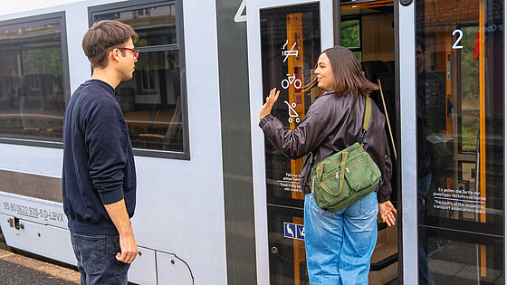 Ein Mann begleitet ein Mädchen zum Bus