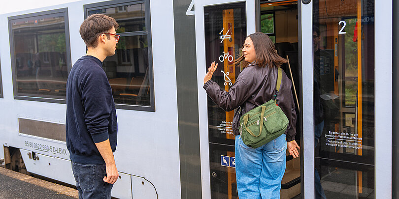 Ein Mann begleitet ein Mädchen zum Bus