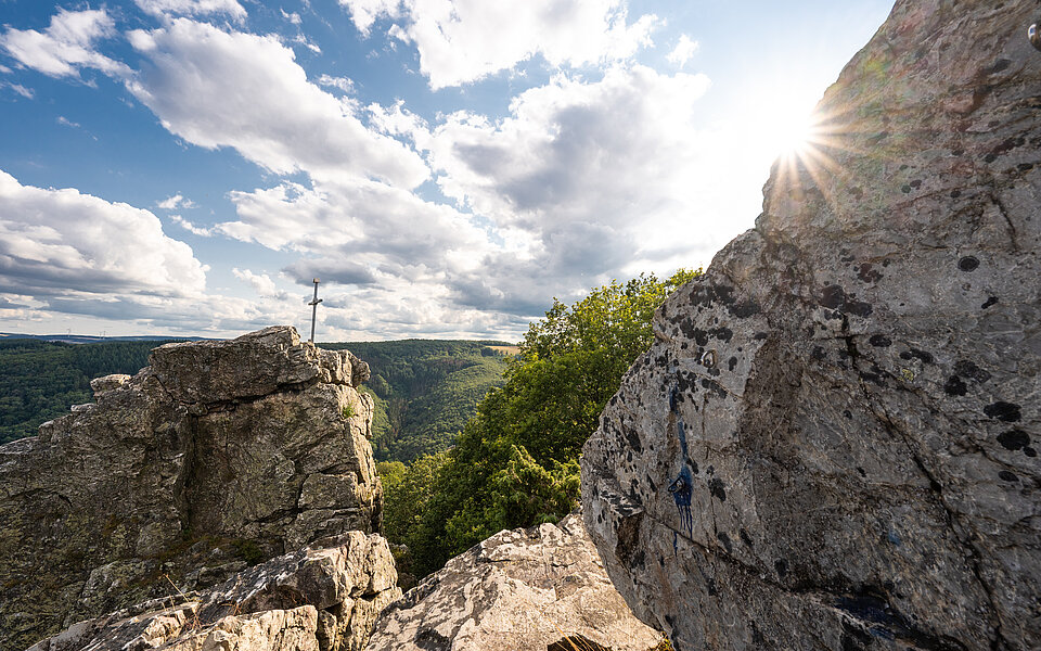 Felswand der Kirner Dolomiten mit Weitblick
