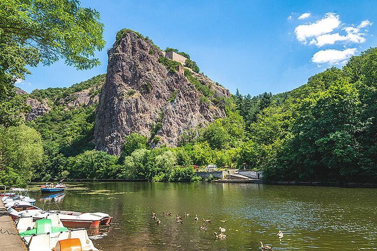 Fluss mit Tretbooten inmitten von Natur